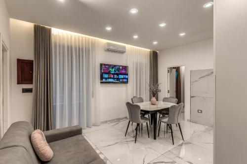 Sanità Naples Central Grand Apartment for 10 Guest