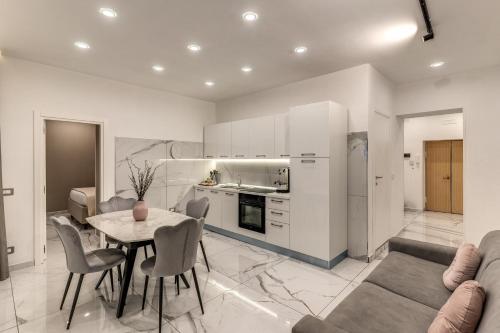 Sanità Naples Central Grand Apartment for 10 Guest