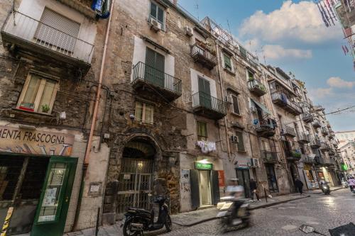 Sanità Naples Central Grand Apartment for 10 Guest
