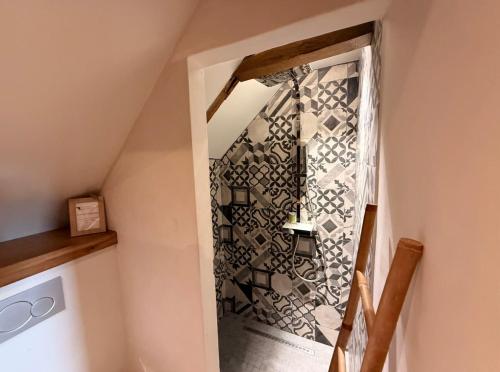 Una escalera con una pared de mosaico en una casa. en Les Terrasses de MAJORAC - Le Boudoir, en Bozouls