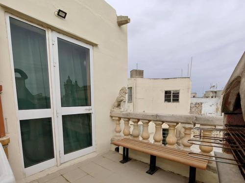 un balcón con un banco en un edificio en Traditional House of Character - 6 Guests Max, en Rabat
