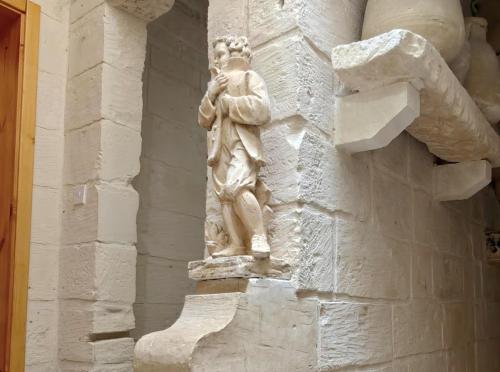 una estatua de una mujer al lado de un edificio en Traditional House of Character - 6 Guests Max, en Rabat