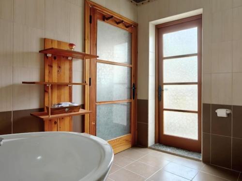 拉巴特Traditional House of Character - 6 Guests Max的带浴缸、窗户和门的浴室