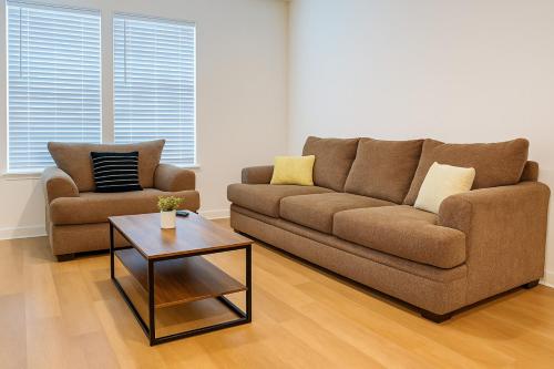 un salon avec un canapé et une table basse dans l'établissement Cozy & Chic - Worker Friendly, à Sherman