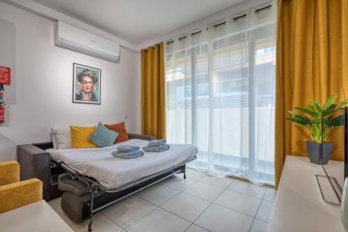 Postel nebo postele na pokoji v ubytování Spacious 2 bedroom apartment in Spinola Bay CGRE1