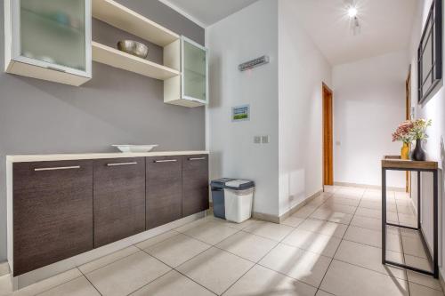 Kuchyň nebo kuchyňský kout v ubytování Spacious 2 bedroom apartment in Spinola Bay CGRE1