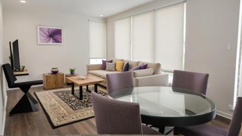 ロサンゼルスにあるModern Boutique Living in Culver Cityのリビングルーム(ガラステーブル、ソファ付)