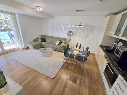 Posezení v ubytování Modernes Apartment mit XL-Balkon