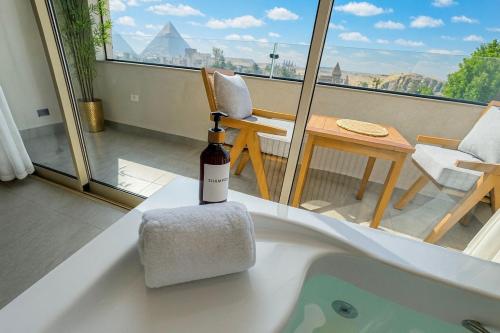 开罗ONE GATE Pyramids View INN的浴缸边上放着一瓶葡萄酒。