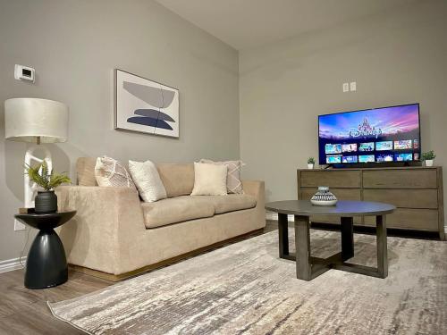 杜兰特Cozy Quiet LongStayDiscount A plus Location byChoctaw的客厅里有一张沙发和一张桌子。