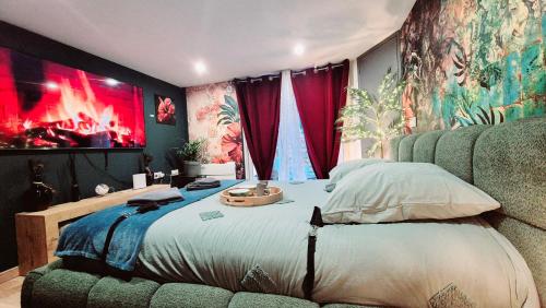 Postel nebo postele na pokoji v ubytování LoveRoom le moutik du bord de mer avec SPA et sauna parking gratuit