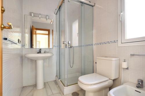 a bathroom with a shower and a toilet and a sink at Apartamento vital centrico in Lanjarón