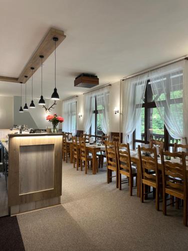 une salle à manger avec des tables et des chaises en bois dans l'établissement Wellness Hotel Zdobnice, à Zdobnice