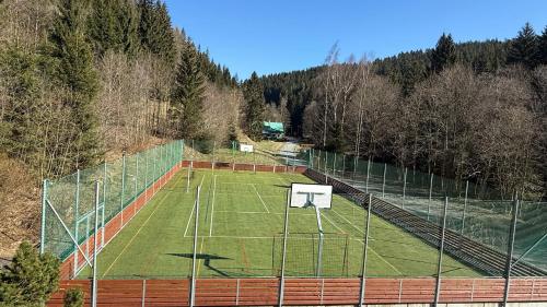 - un court de tennis avec un filet dans l'établissement Wellness Hotel Zdobnice, à Zdobnice