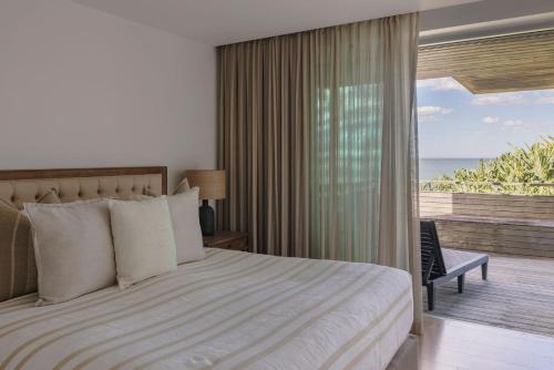 Ένα ή περισσότερα κρεβάτια σε δωμάτιο στο ON THE Rocks - Yamba's Ultimate Absolute Beachdirft Residence