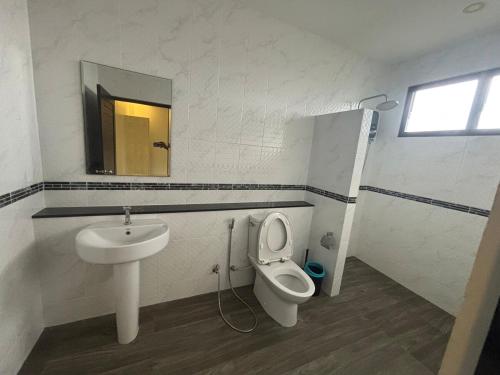 Ένα μπάνιο στο Nua Tone Pool Villa I Mountain View I Bangtao Beach