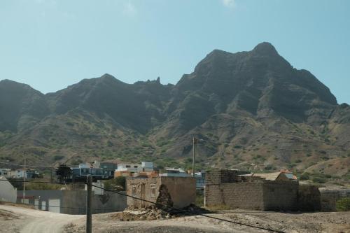un pueblo frente a una montaña en Modern Studio Near Lazaretto Beach with a View of Monte Cara, en Lazareto