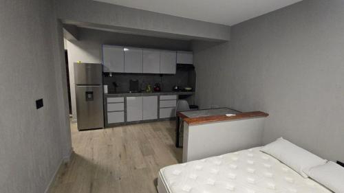 Una pequeña habitación con cocina y una cama. en Modern Studio Near Lazaretto Beach with a View of Monte Cara, en Lazareto