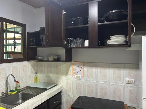 Kuchyň nebo kuchyňský kout v ubytování Villa JADE, La Fortuna Downtown