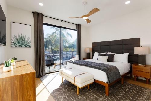 Un dormitorio con una cama grande y una ventana grande en LUXE - Nouveau - Sparkling Pool - Walk to Old Town, en Scottsdale