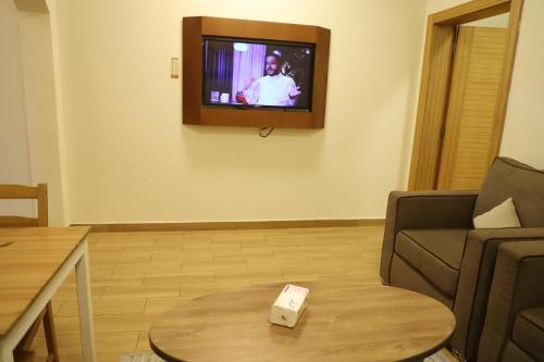 un salon avec une télécommande Wii sur une table dans l'établissement Taraf Yanbu 2, à Yanbu