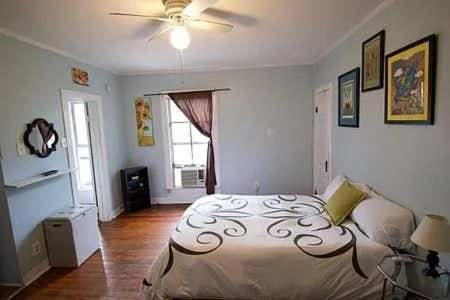 Postel nebo postele na pokoji v ubytování Cozy Modern Studio - Heart of Lafayette