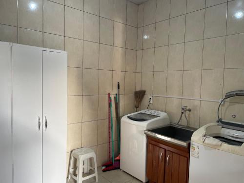 Koupelna v ubytování Casa na praia do Quilombo em Penha a 200 metros do mar