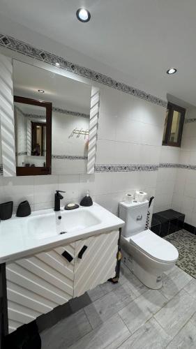 Phòng tắm tại Luxury apartment with sea view - Al Amine residence