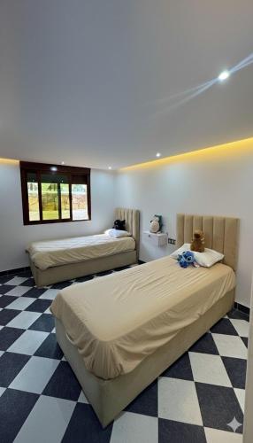 Giường trong phòng chung tại Luxury apartment with sea view - Al Amine residence