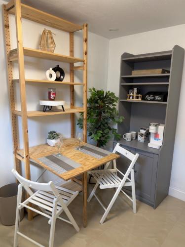 Cozy Studio Next To TPA Airport في تامبا: غرفة طعام مع طاولة وكراسي خشبية