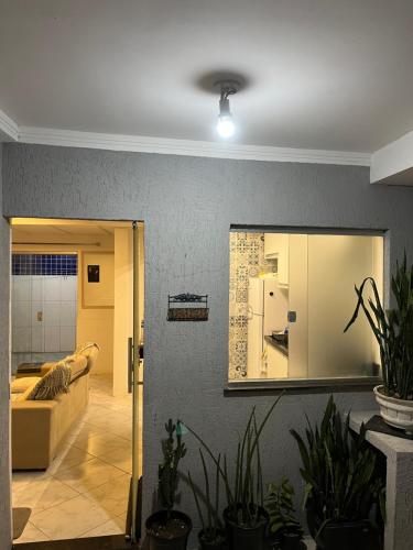 een woonkamer met een bank en een spiegel bij Apatapamento 2 quartos com excelente localização, segurança e com tudo o que você e sua família precisam pra uma estadia confortável! in Feira de Santana