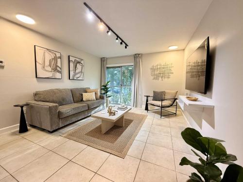 Χώρος καθιστικού στο Newly Renovated 2BR Near UF & Shands