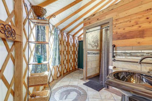 Φωτογραφία από το άλμπουμ του Glamping with Mountain Views! Newport Yurt Retreat! σε Padgett Mill