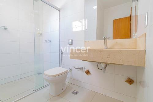 Phòng tắm tại Lindo sobrado localizado a 4 minutos do autodromo de Goiânia