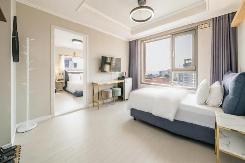 Katil atau katil-katil dalam bilik di Cornerstone Hotel
