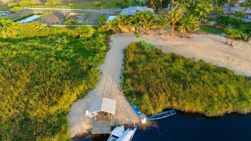 une vue aérienne d'un quai avec un bateau dans l'eau dans l'établissement Bangalôs na beira do rio e a poucos metros do mar, à Belmonte