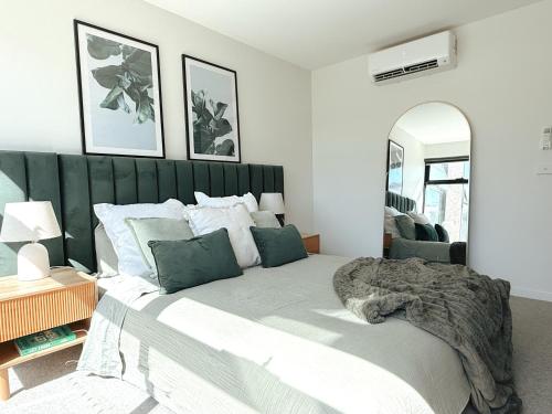 Postel nebo postele na pokoji v ubytování Chic Luxury Two-Level Garden Apartment