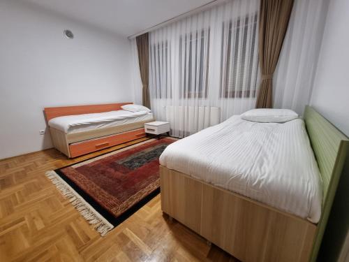 ペヤにあるEden Hostel Pejaの小さなベッドルーム(ベッド2台、窓付)