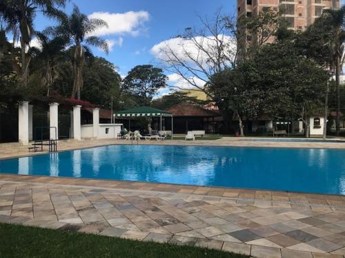 duży błękitny basen w mieście w obiekcie Apartamento 122 no Condomínio Quisisana w mieście Poços de Caldas