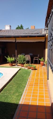 ein Garten mit einem gelben Backsteinweg in der Unterkunft La Emilia Casa de Vacaciones con Pileta y Quincho in Salta