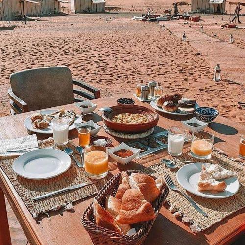 Jídlo v luxury tent nebo okolí