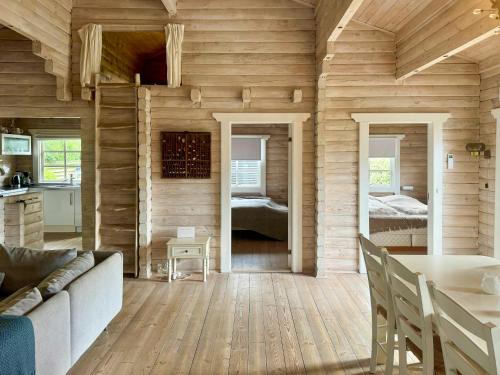 Giường trong phòng chung tại Log Cabin With Activity Room Near Gudmindrup