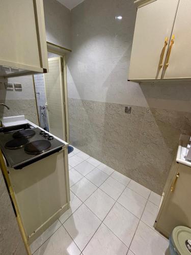 a kitchen with a stove and a counter top at واحه فدك للشقق المخدومه in Al Ḩāyiţ