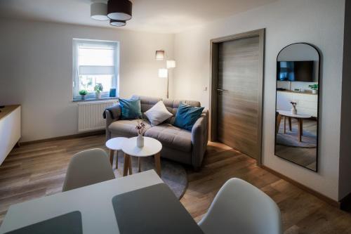 ein Wohnzimmer mit Sofa und Tisch in der Unterkunft Stylishes Premium Apartment in Sinsheim