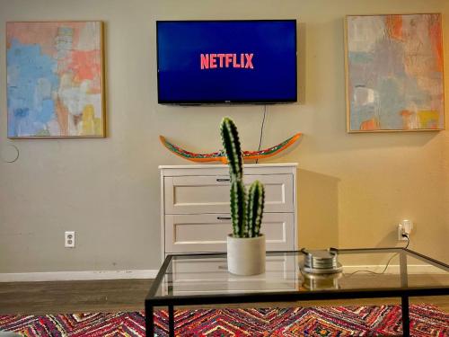 a cactusuanauanauanauanauanauanauanauanauanauanauanauana at KING bed central worker-friendly LongStayDiscount in Sherman