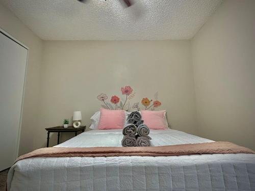 Ένα ή περισσότερα κρεβάτια σε δωμάτιο στο KINGbed A plus location Aplus for workers LongStayDiscounts