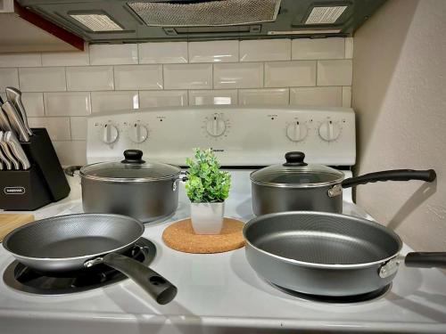 Η κουζίνα ή μικρή κουζίνα στο KINGbed A plus location Aplus for workers LongStayDiscounts