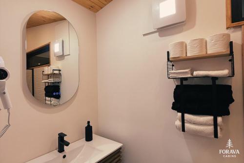 Ένα μπάνιο στο Forava Cabins