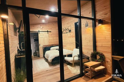 Ένα ή περισσότερα κρεβάτια σε δωμάτιο στο Forava Cabins