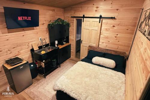 En eller flere senge i et værelse på Forava Cabins